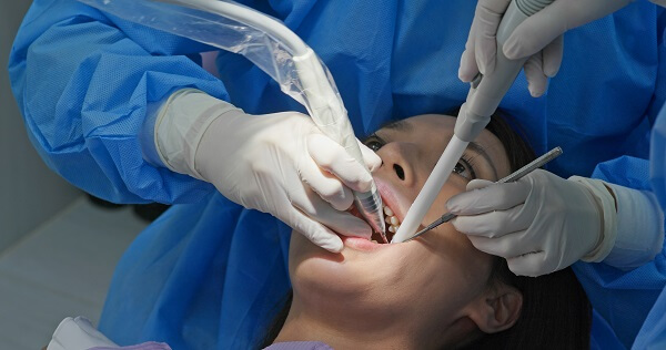 Paciente deitado realizando tratamento de canal na Lapa na 24K Odontologia Estética. Procedimento seguro para eliminar infecções e preservar o dente.
